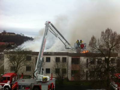 Die Teleskophubrettungsbühne  hier beim Brand in Altenburg im Januar 2014  ist wendig und lässt sich gut in engen Altstädten einsetzen.