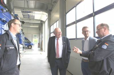 Ortsbeauftragter Jochen Weppler (rechts) und sein Stellvertreter Steffen Zulauf (links) berichten Kurt Wiegel und Michael Ruhl (2.v.r.) &uuml;ber die Eins&auml;tze des THW Ostverbandes Alsfeld