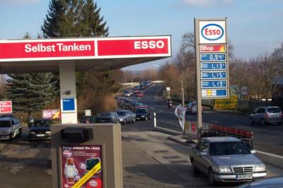 Landtagswahlkampf 2003 in Alsfeld: Auszahlung der rot-grünen Ökosteur auf den Sprit, Grünberger Straße