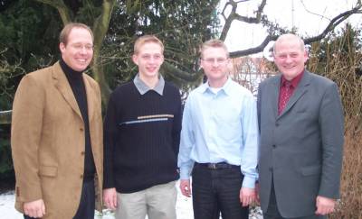 Kurz nach seiner ersten Wahl in den Landtag bei der Kreisversammlung der Jungen Union Vogelsberg im Februar 2003 in Alsfeld: Kurt Wiegel (rechts) mit damals frisch gewählten JU-Kreisvorsitzenden Michael Ruhl (2.v.l.), dessen Amtsvorgänger Jens Mischak und Bundestagsabgeordnetem Helge Braun (links), der heute Chef des Bundeskanzleramtes ist. 